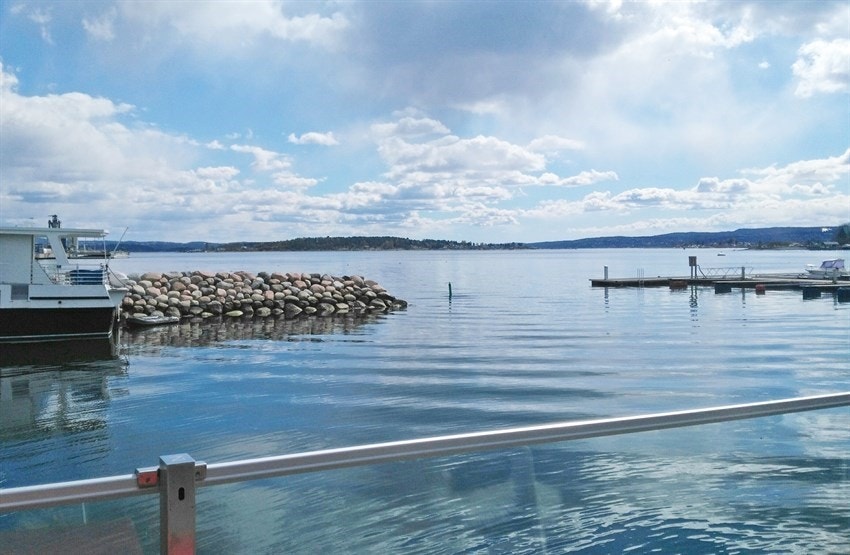 Leiligheten ligger et stenkast fra Oslofjorden. Galleribilde
