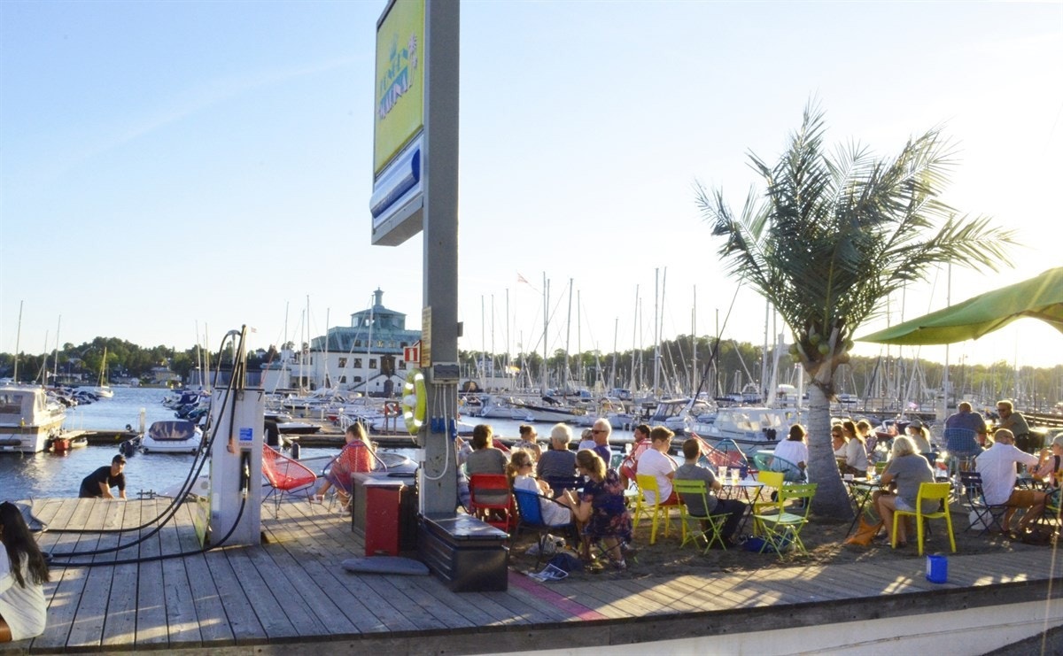 En av de koselige strandkafeene på bryggen ved marinaen. Galleribilde