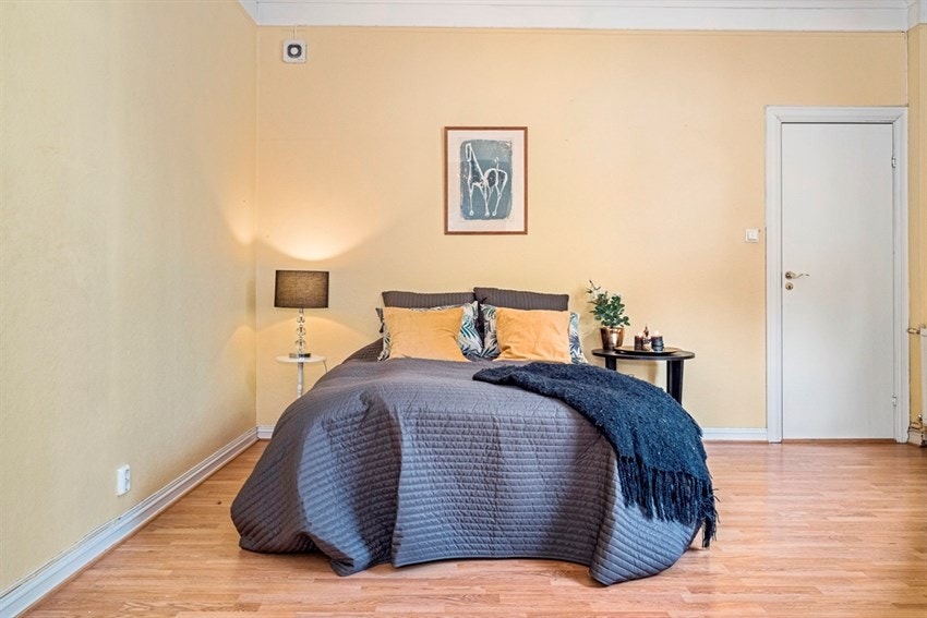 Soverom 2 er stort og har egen inngang fra baktrappen i gangen. Galleribilde