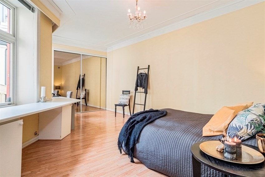 Soverom 2 har skyvedørsgarderobe med speil og mange bruksmuligheter. Galleribilde