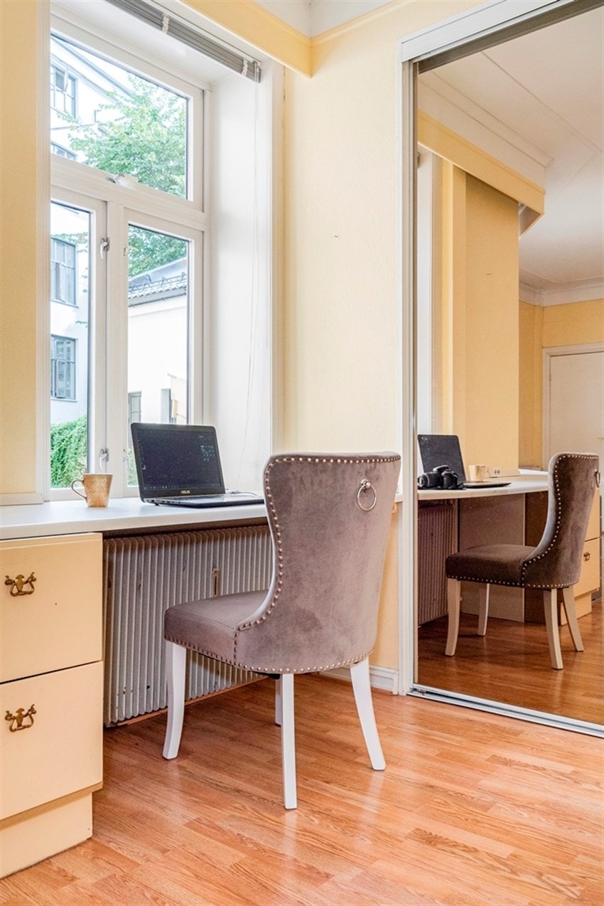 Godt med arbeidsplass på soverom 2. Galleribilde