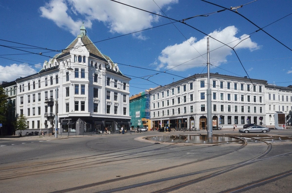 En kort spasertur til Solli plass. Et knutepunkt for offentlig kommunikasjon. Hyggelige kafeer og spennende butikker. Galleribilde