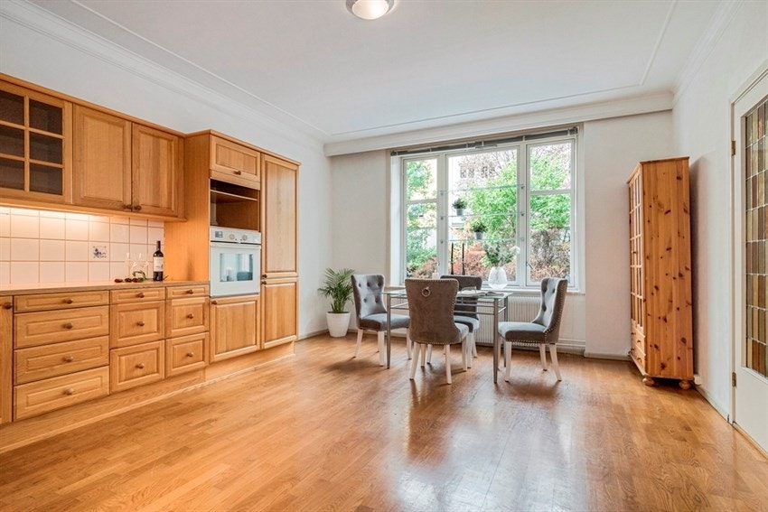 Romslig, lyst kjøkken med god plass til spisebord. Galleribilde