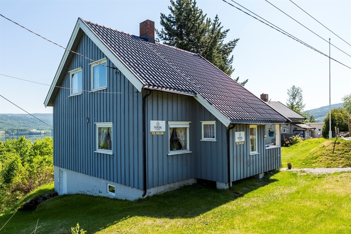 Boligens fasade sommer. Galleribilde