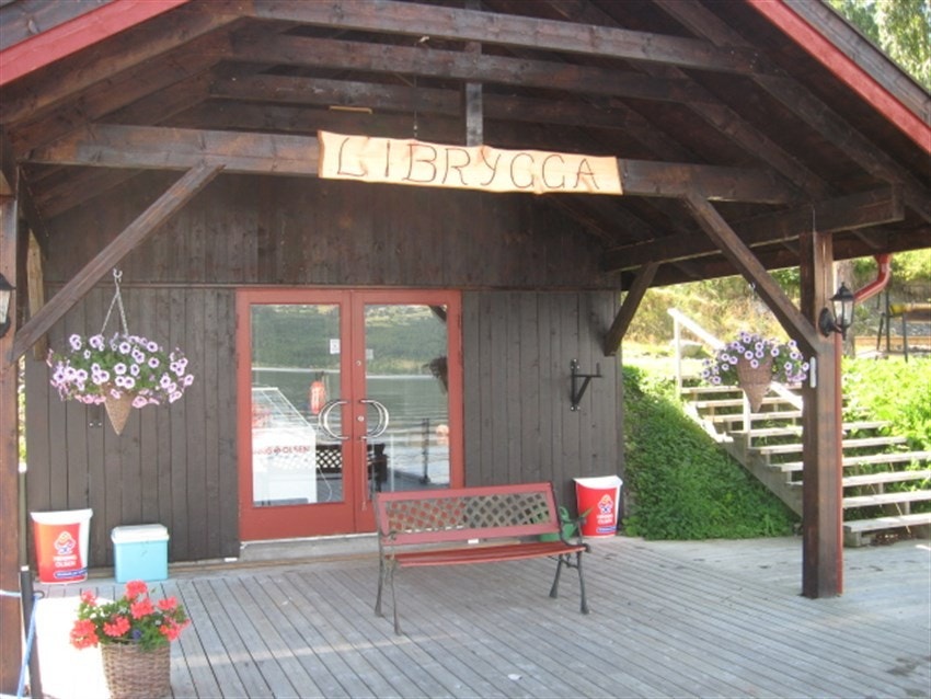 Her kan du kjøpe deg en is, sitte på en av flere benker og nyte utsikten ut over fjorden. Galleribilde