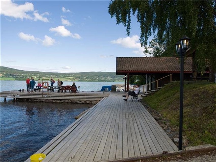 Librygga ligger ca. 3 km fra eiendommen og har en flott brygge, båtplasser til leie, bademuligheter om sommeren og St.Hans feiring med bygdefolket. Galleribilde