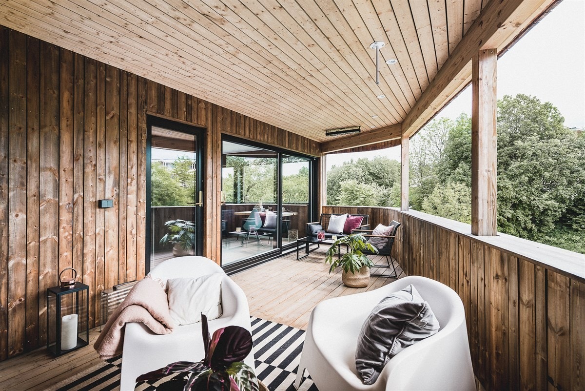 Terrassen oppleves lun av overbygg, vegger og ikke minst den naturlige kledningen. Galleribilde