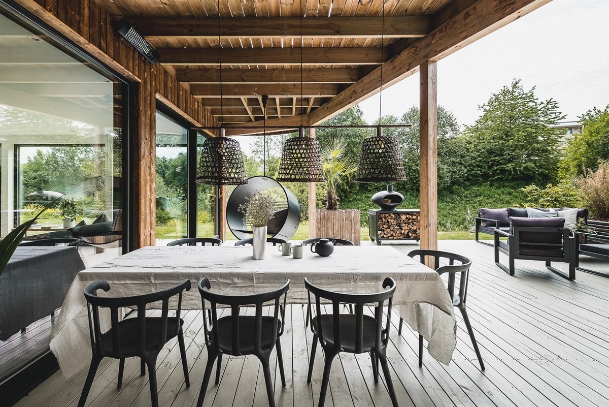 Skjermende levegger ivaretar privatlivet og leder fokuset mot det grønne skogholtet på sydsiden. Galleribilde