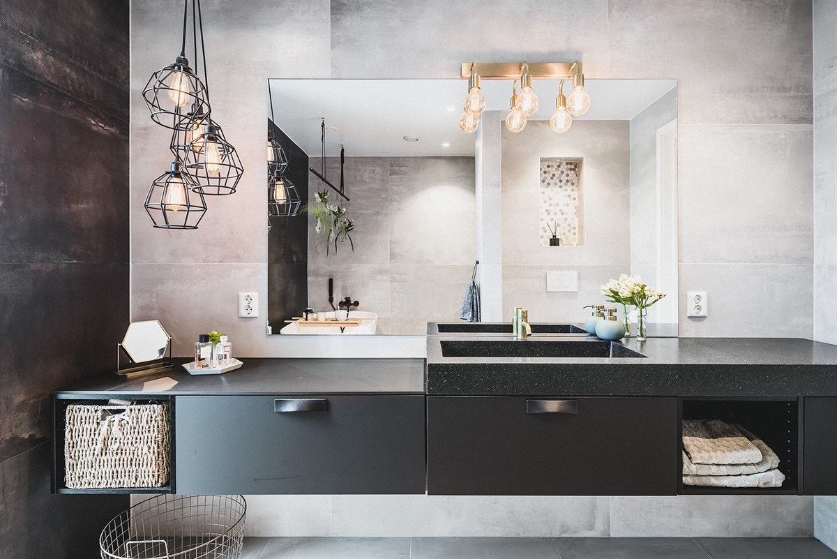 Hovedbadet er strategisk plassert midt mellom alle soverommene i andre etasje. Galleribilde