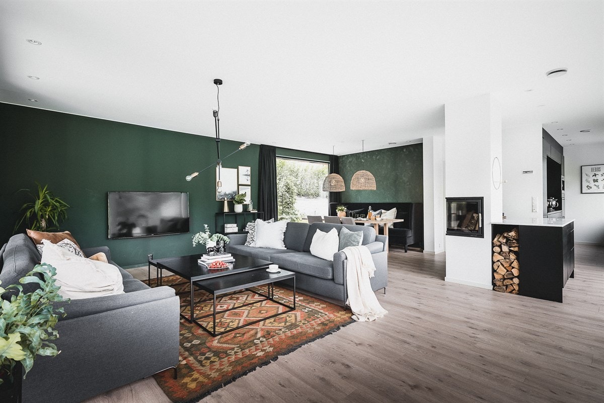 Stuens åpne gulvflate er tilrettelagt for to rause sittegrupper. Galleribilde