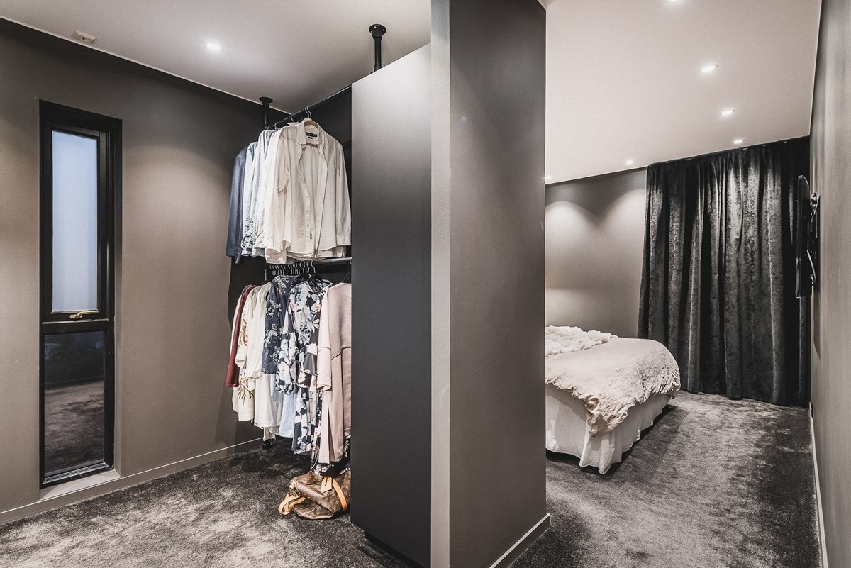 Hovessoverommet er gjennomført i behagende varmgrå toner og har egen walk-in-garderobe. Galleribilde