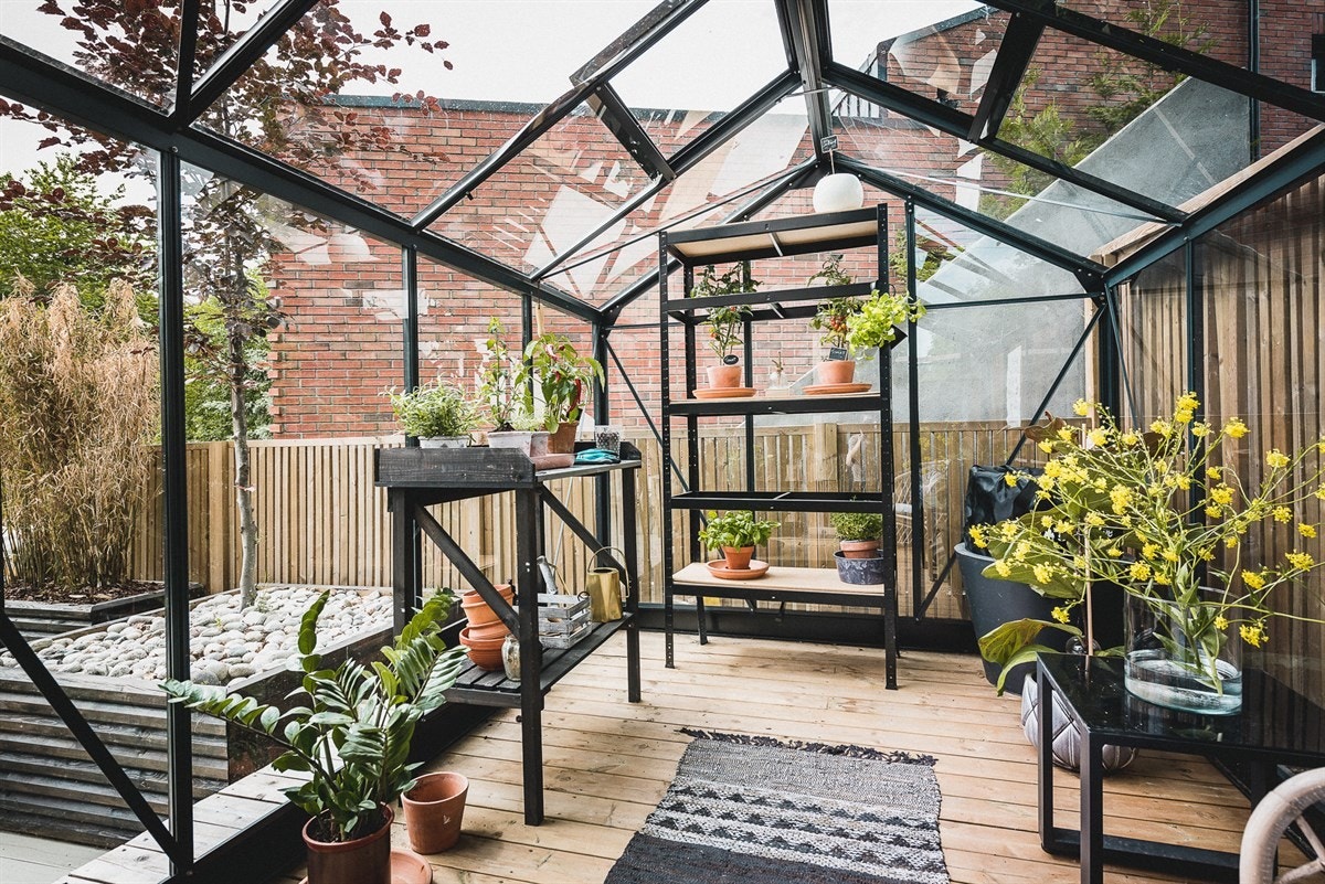 Her er det boltreplass til hele familien, rom for flere sittegrupper og et drivhus der du kan gro dine egne grønnsaker og urter. Galleribilde