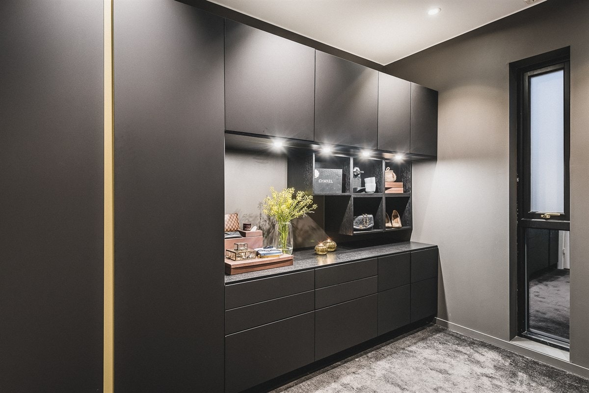 God skapplass som gjør det enkelt å organisere klærne. Galleribilde