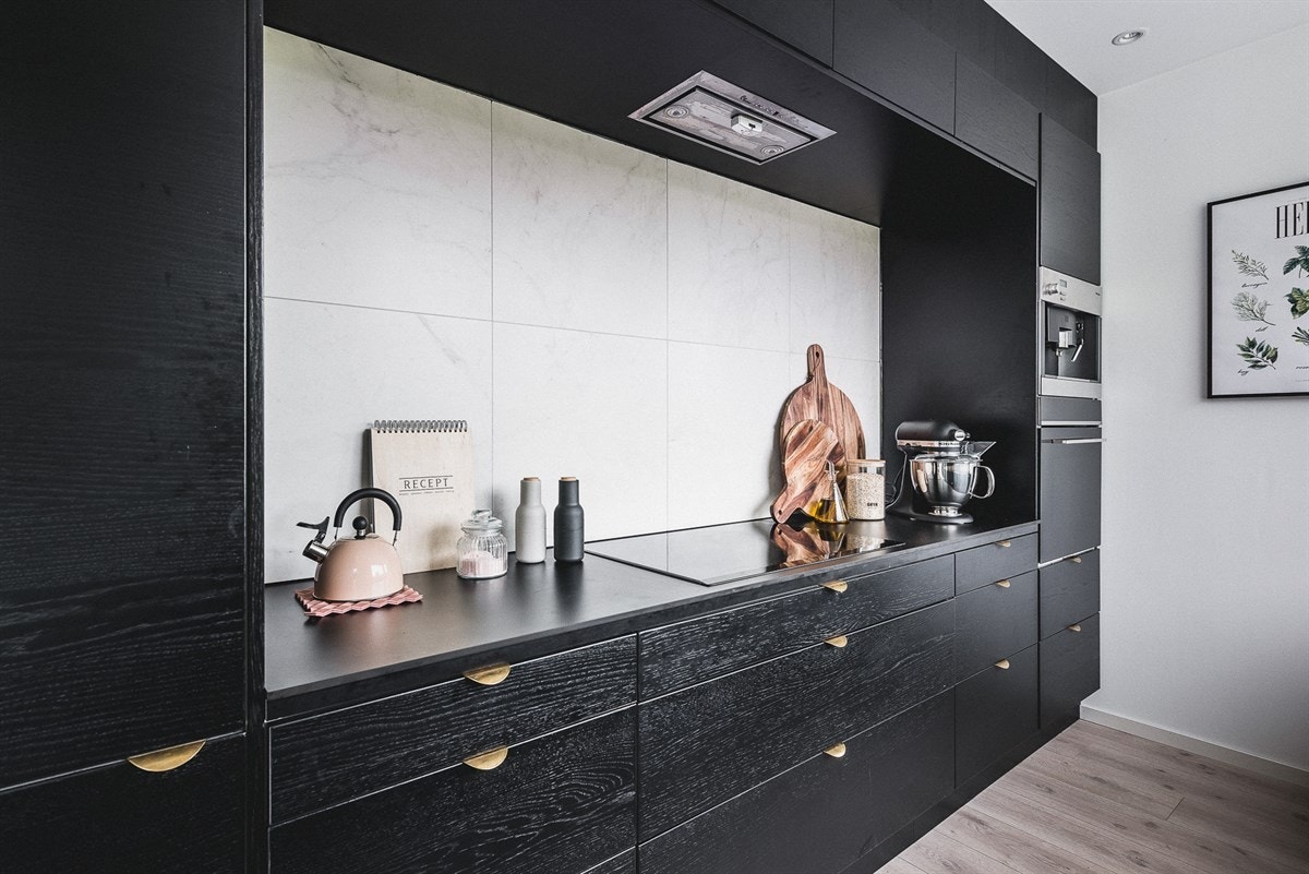 Motstående koke- og vaskesoner med arbeidsflater på begge sider bidrar til å gjøre kjøkkenet bruksvennlig. Galleribilde