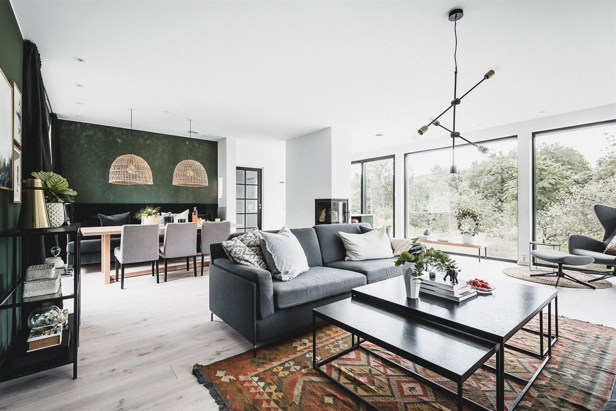 Med skyvedør til terrassen kan du i tillegg nærmest forlenge stuen utendørs på gode dager. Galleribilde