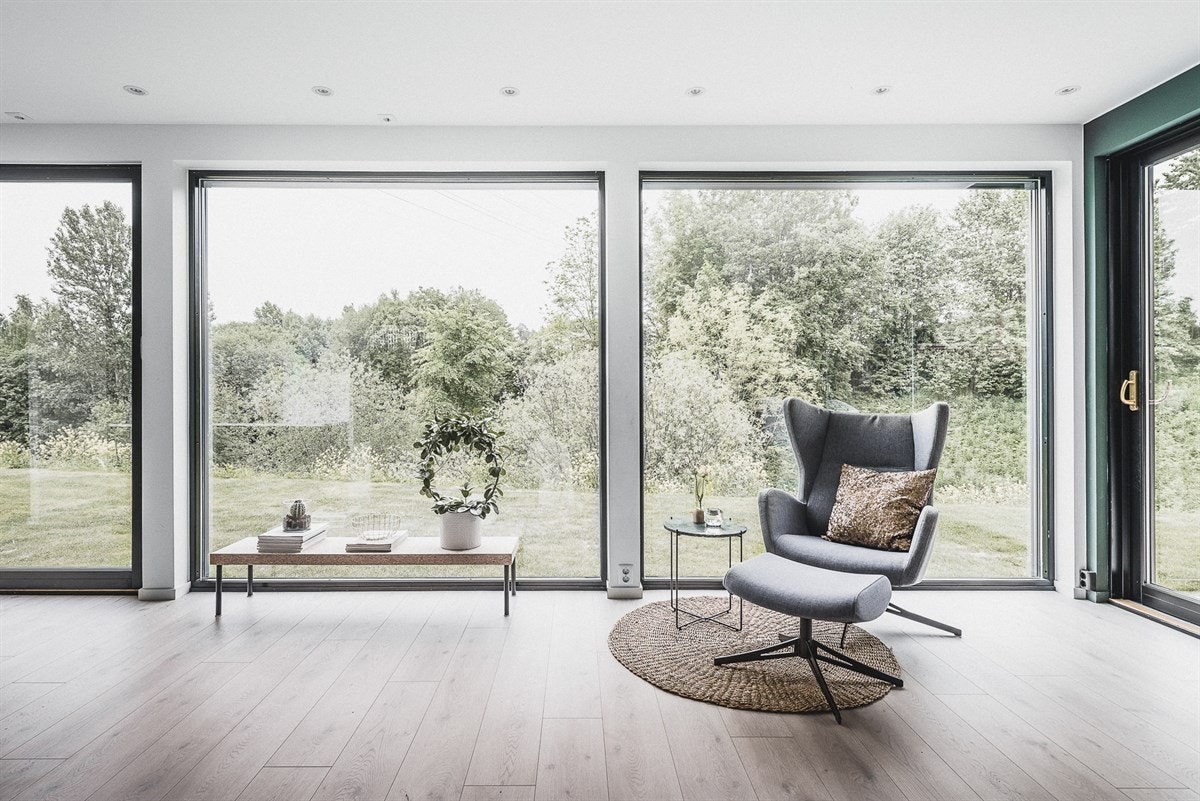 Her preges atmosfæren av store glassflater som åpner rommet mot hagen. Galleribilde