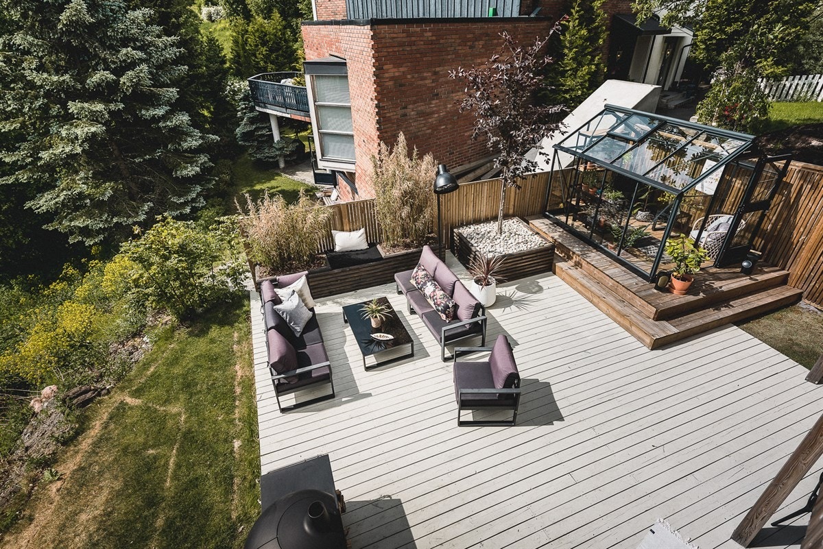 Terrassen er et herlig uterom og like ypperlig for måltider som for solbading og sammenkomster. Galleribilde