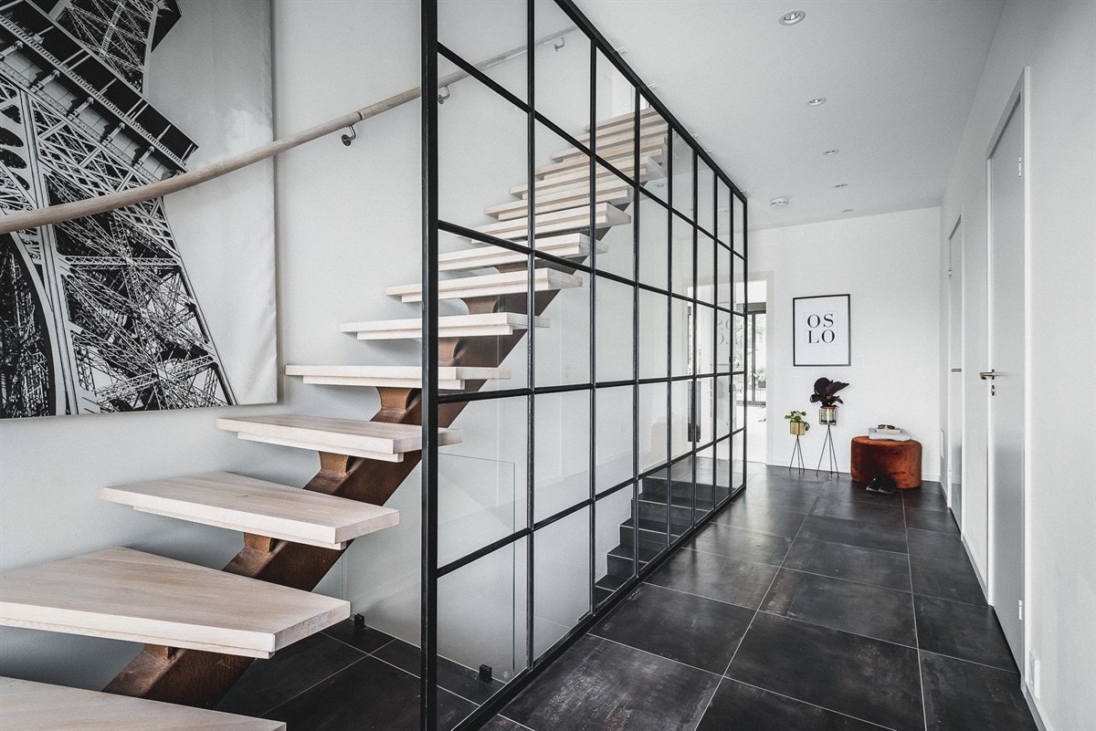 Vakker trapp som skiller seg ut i rommet. Galleribilde