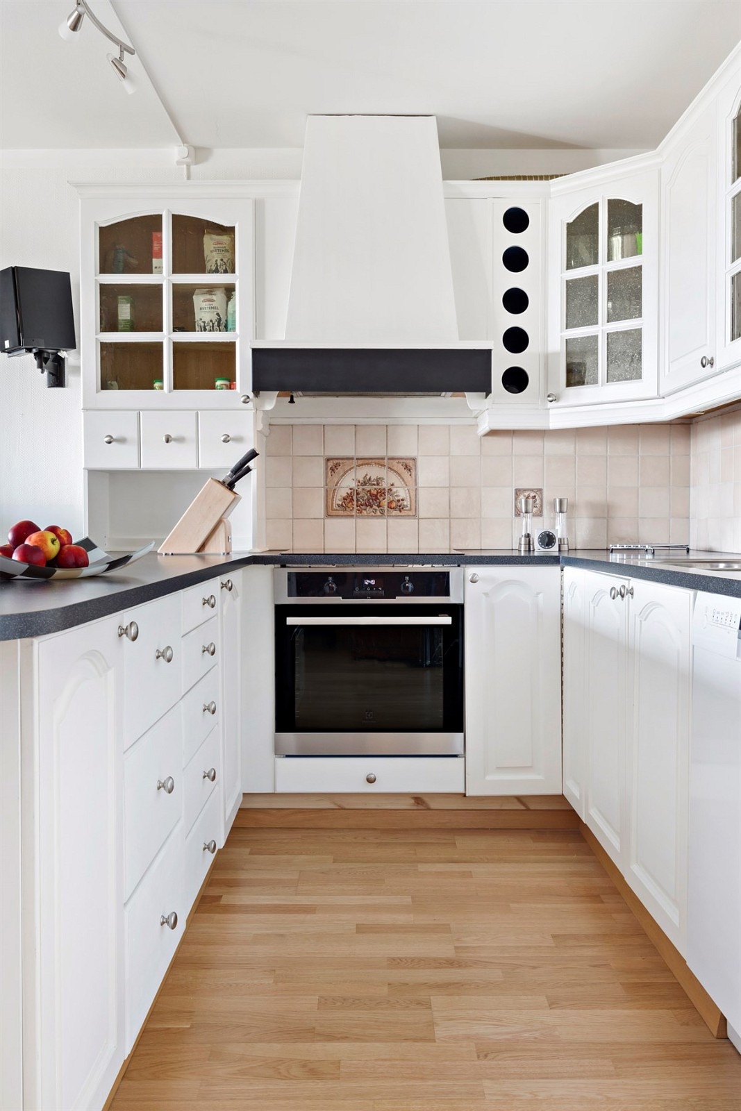 Videre er kjøkkenet utstyrt med opplegg for oppvaskmaskin, kjøkkenventilator og integrert komfyr med induksjon koketopp. Galleribilde