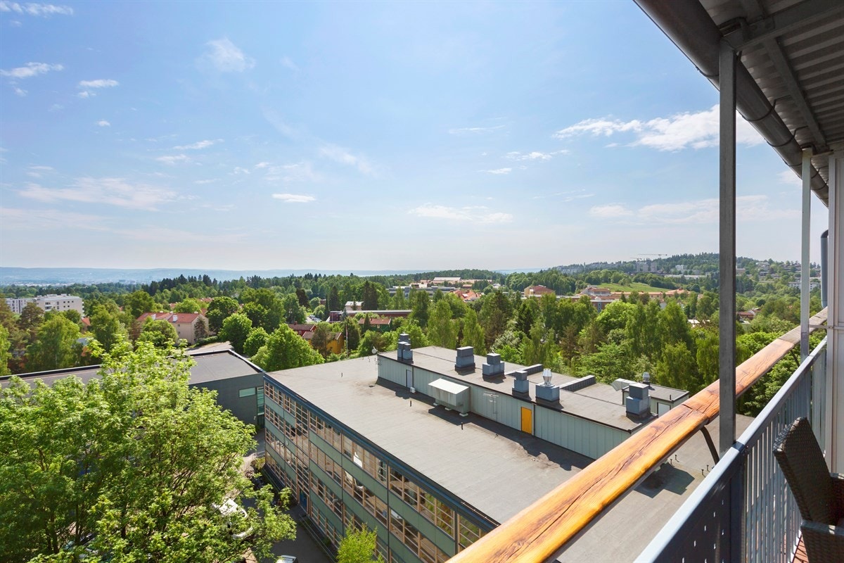 Fra stuen har du utgang til veranda på 7,5 kvm med fin utsikt og formiddagssol. Galleribilde