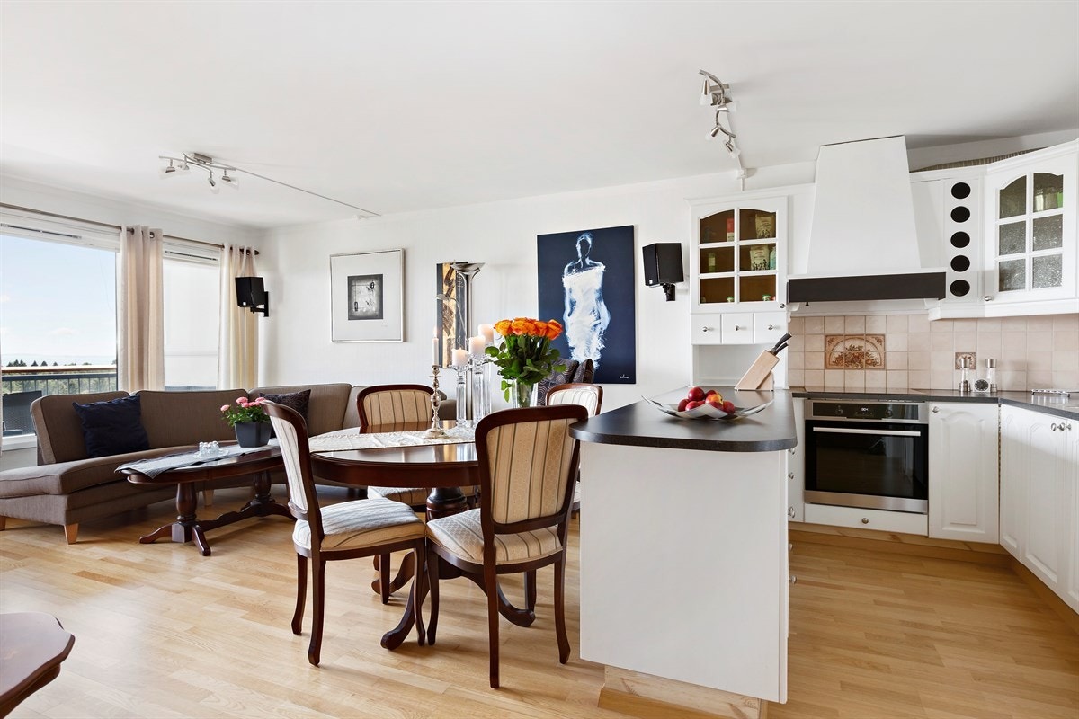 Kjøkkenet er praktisk med god skap - og benkeplass, samt kjøkkenøy. Galleribilde