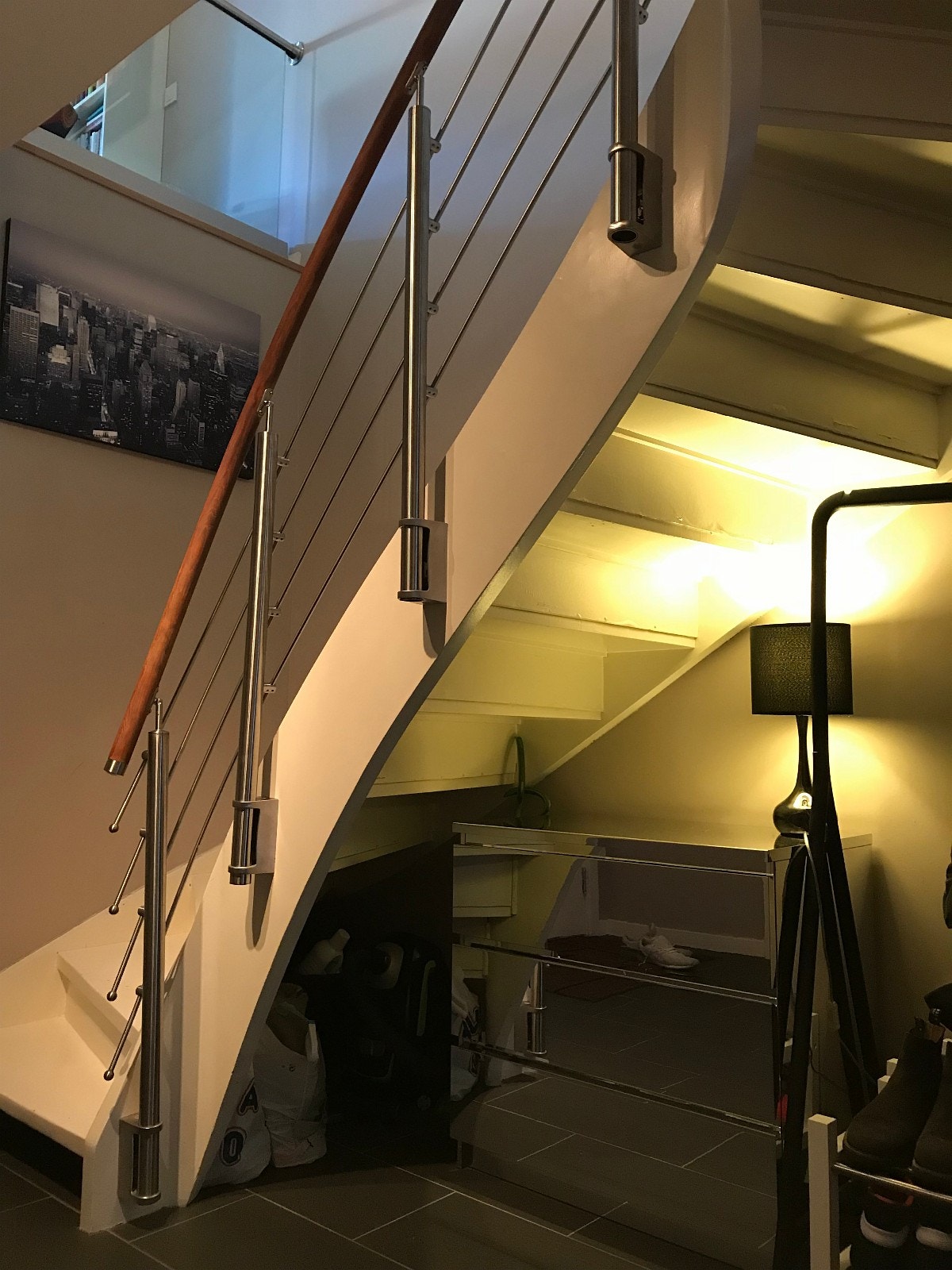 Trapp fra gang opp til stue/ oppholdsrom/ stairs to main floor Galleribilde