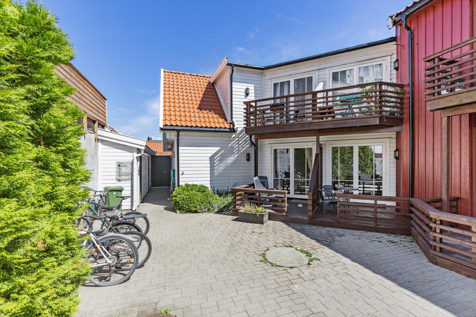 Rolig felles bakgård for sameiet. Galleribilde