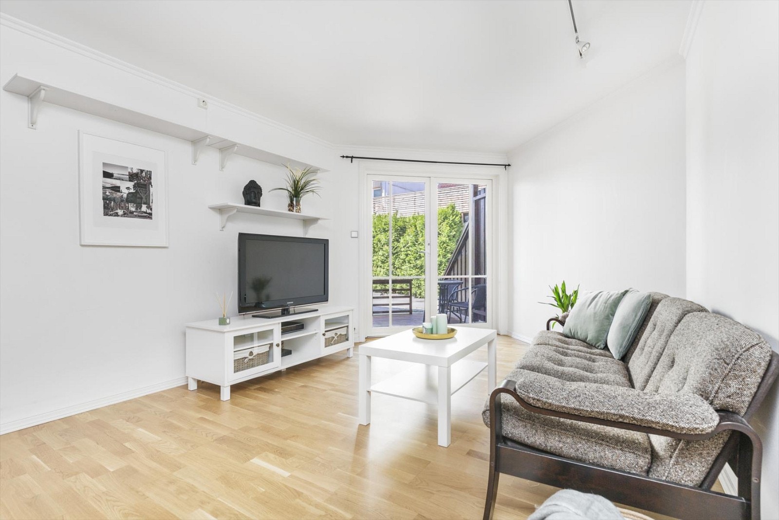 Godt med naturlig lys fra store vindusflater. Galleribilde