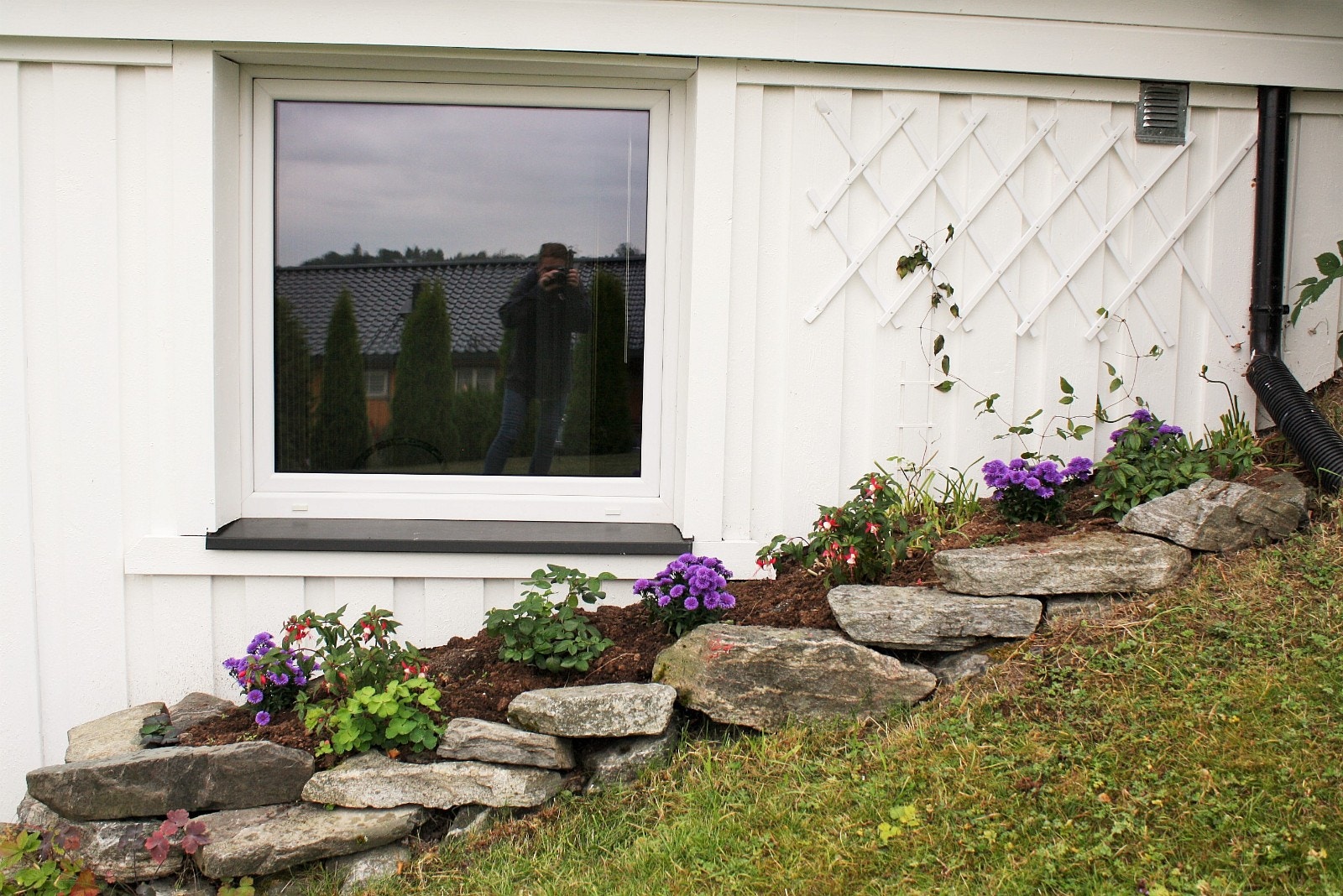 Utenfor soverommet er det steinbed. Galleribilde