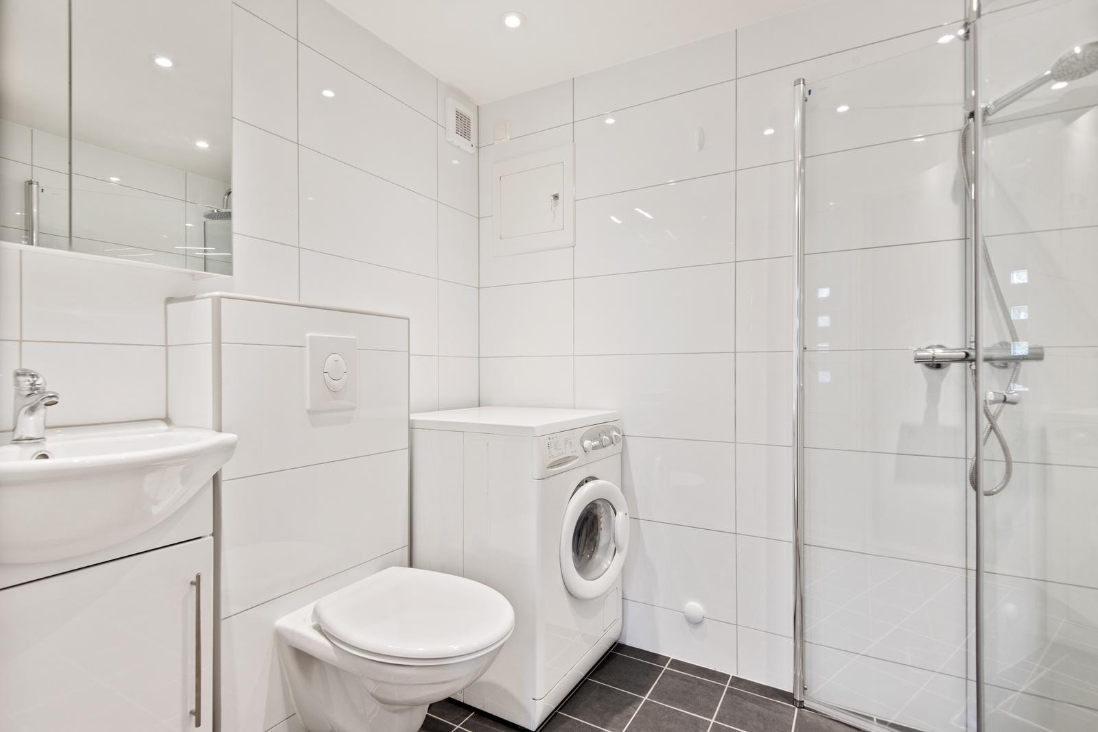 På badet er det og vaskemaskin med integrert tørketrommel. Galleribilde