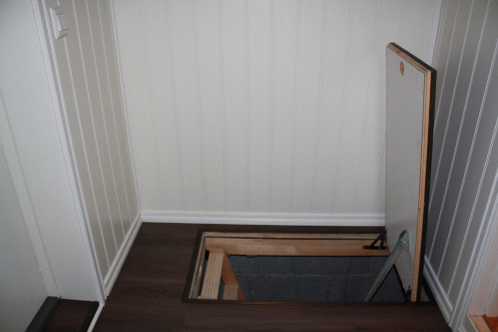 Utenfor badet er det luke til kjeller der det er noe lagringsplass. Der er det og egen varmtvannsbereder på 200 liter. Galleribilde