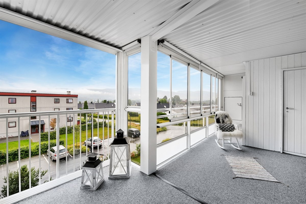 Balkongen blir en naturlig og kjærkommen forlengelse av stuen i sommerhalvåret. Galleribilde