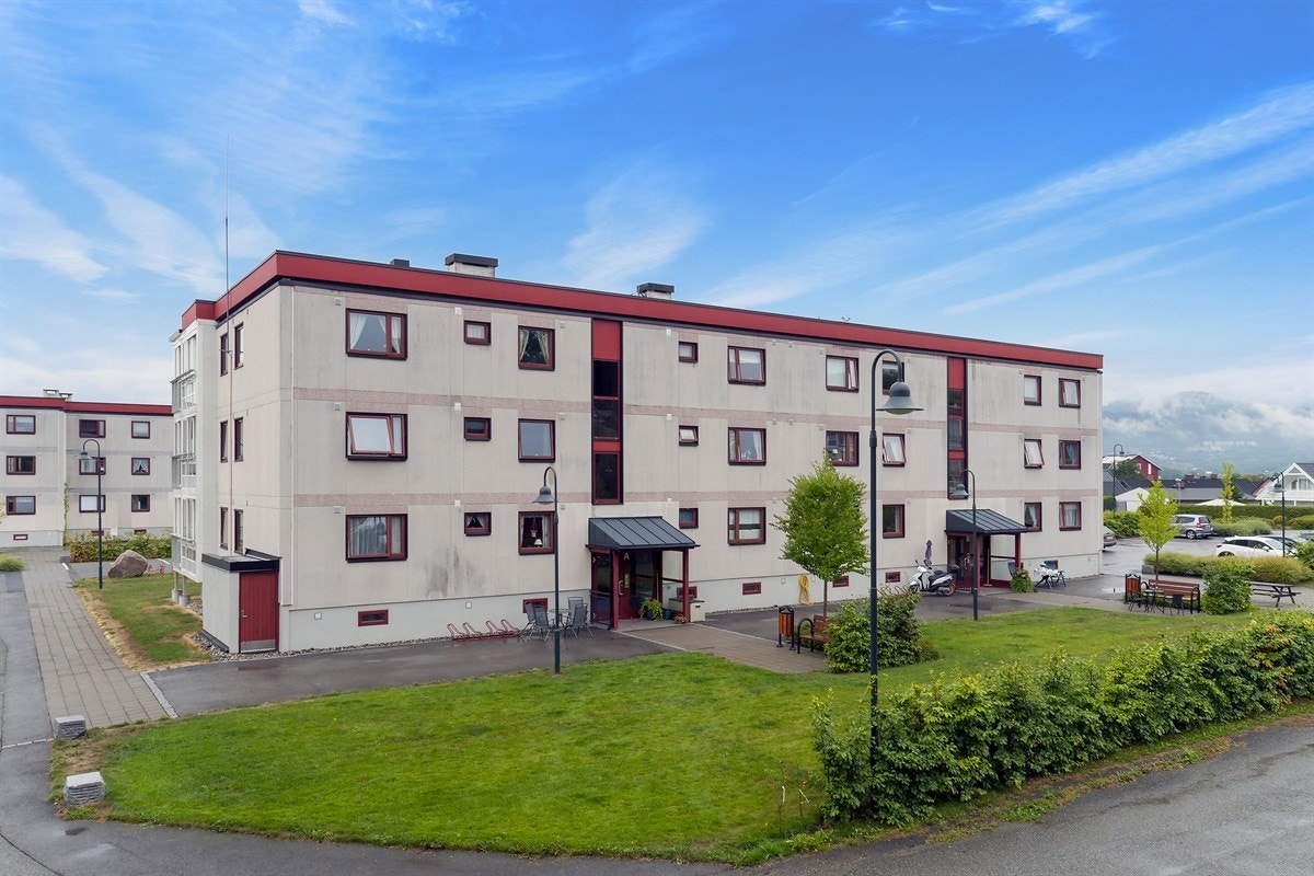 Området gir mulighet for offentlig kommunikasjon via buss, hvorav nærmeste holdeplass er Lier E-verk og ligger ca. 430 meter fra eiendommen. Det er gode bussforbindelser til Drammen og Oslo for pendlere. Galleribilde