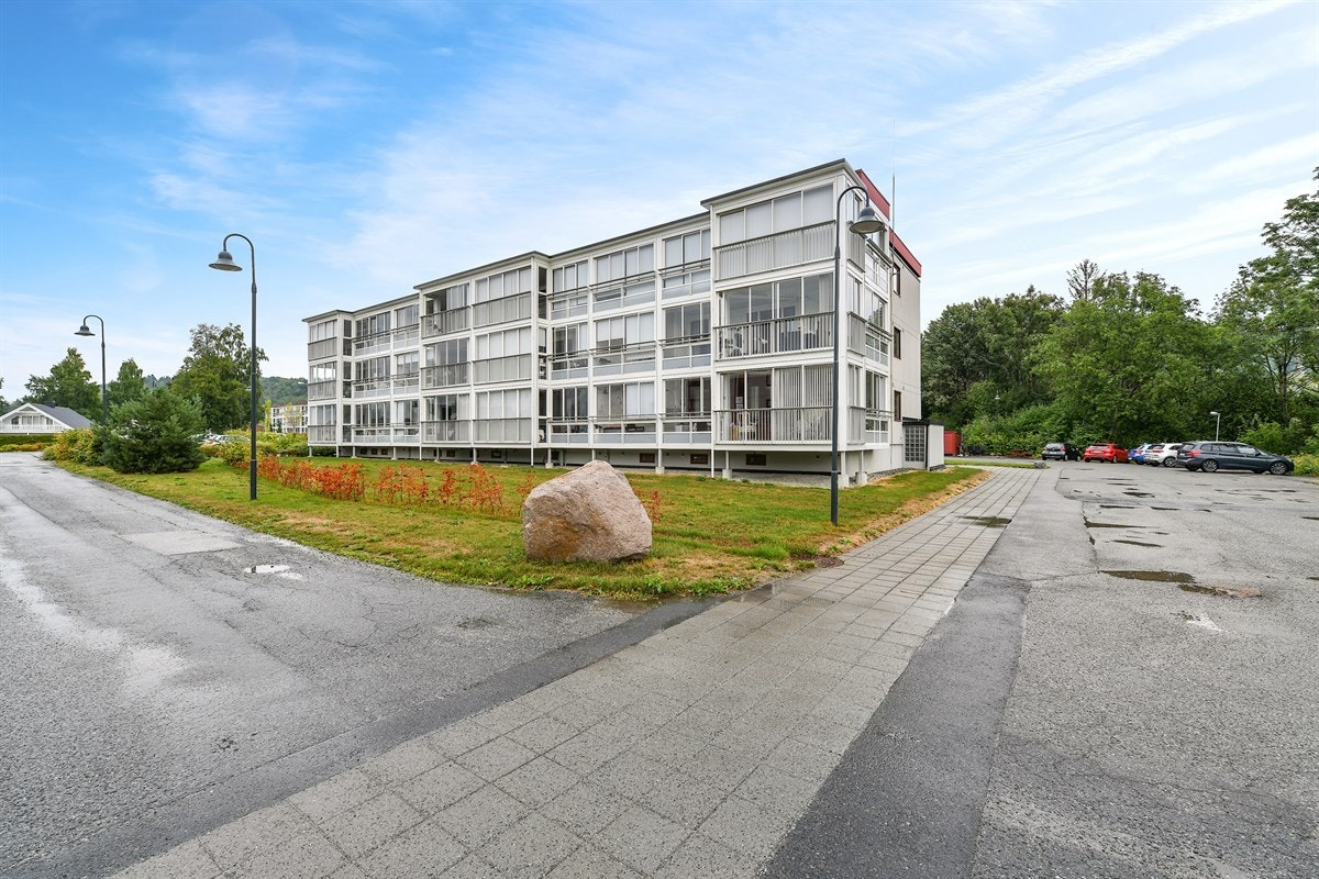 Området har nærhet til skoler, barnehager, offentlig kommunikasjon, samt et rikt utvalg av fasiliteter og servicetilbud. På fellesområde er det lekeplass og store grøntarealer. Galleribilde