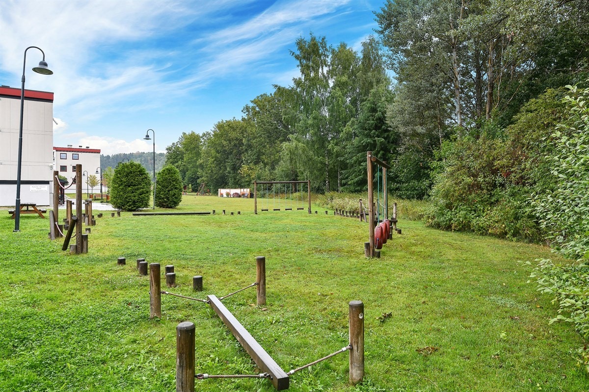 Lekeplass ved fellesområdet, perfekt for barn og unge. Galleribilde