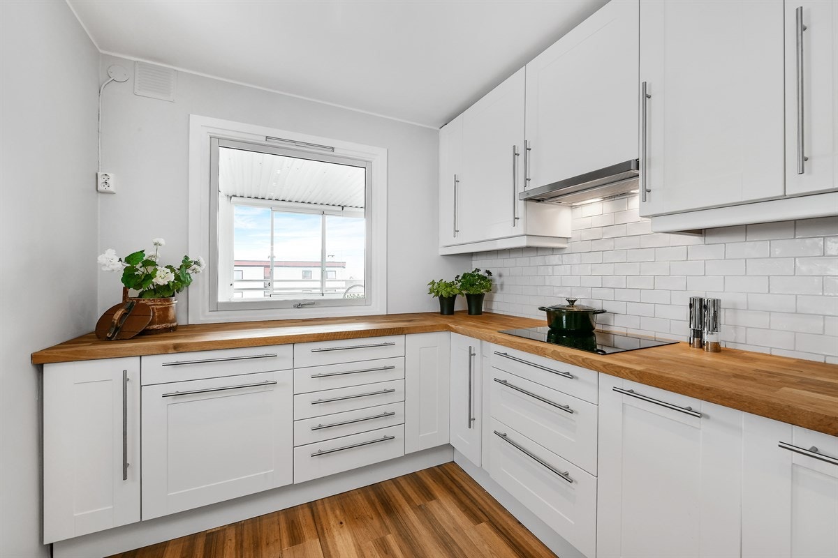 Kjøkkenet har integrerte hvitevarer som ventilator, induksjonstopp, stekeovn og mikrobølgeovn, samt kjøl/frys og oppvaskmaskin. Galleribilde