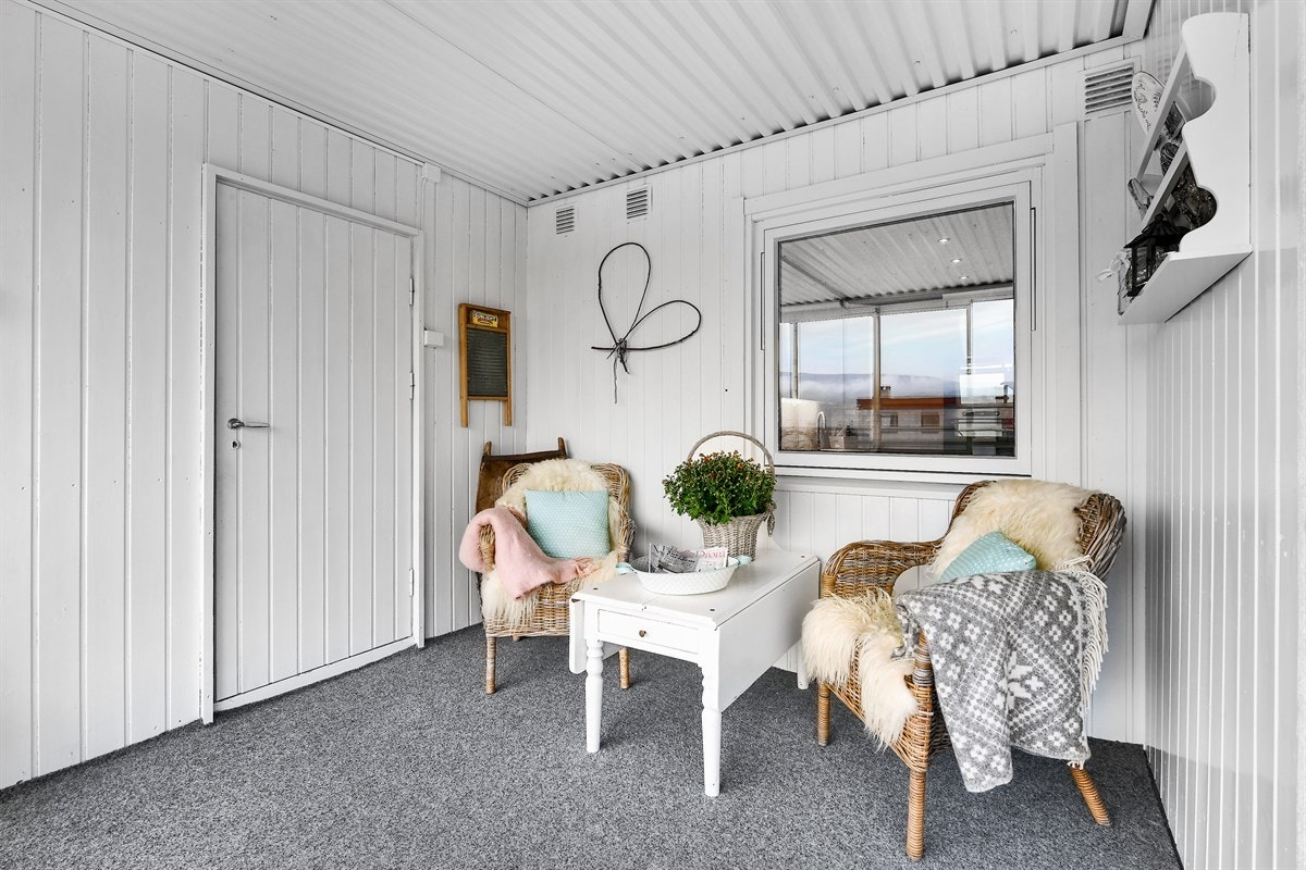 Balkongen er tilknyttet bod på romslig størrelse. Galleribilde