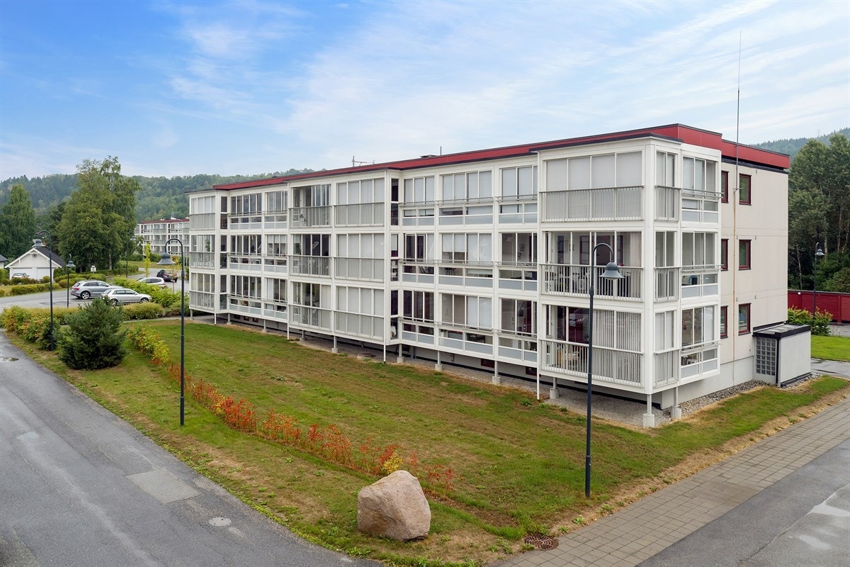 Eiendommen ligger i et rolig, barnevennlig og attraktivt boligområde ca. 1,7 km utenfor Lierbyen sentrum i Lier kommune. Galleribilde