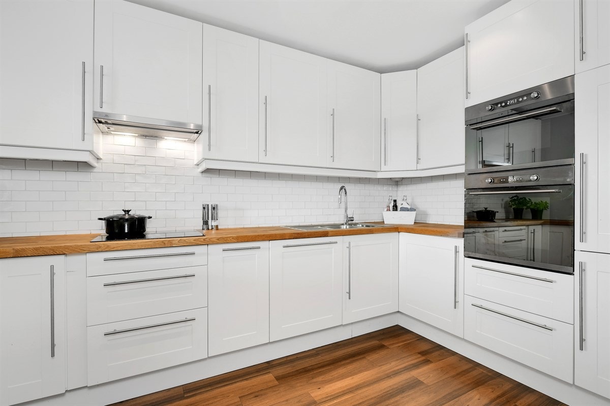 Kjøkkenet er stilig og praktisk designet med god benke- og lagringsplass. Galleribilde