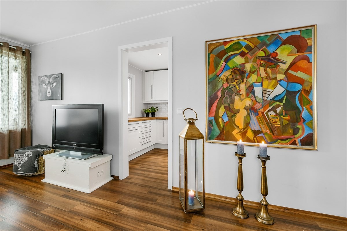 Fra stuen er det direkte inngang til kjøkkenet. Galleribilde