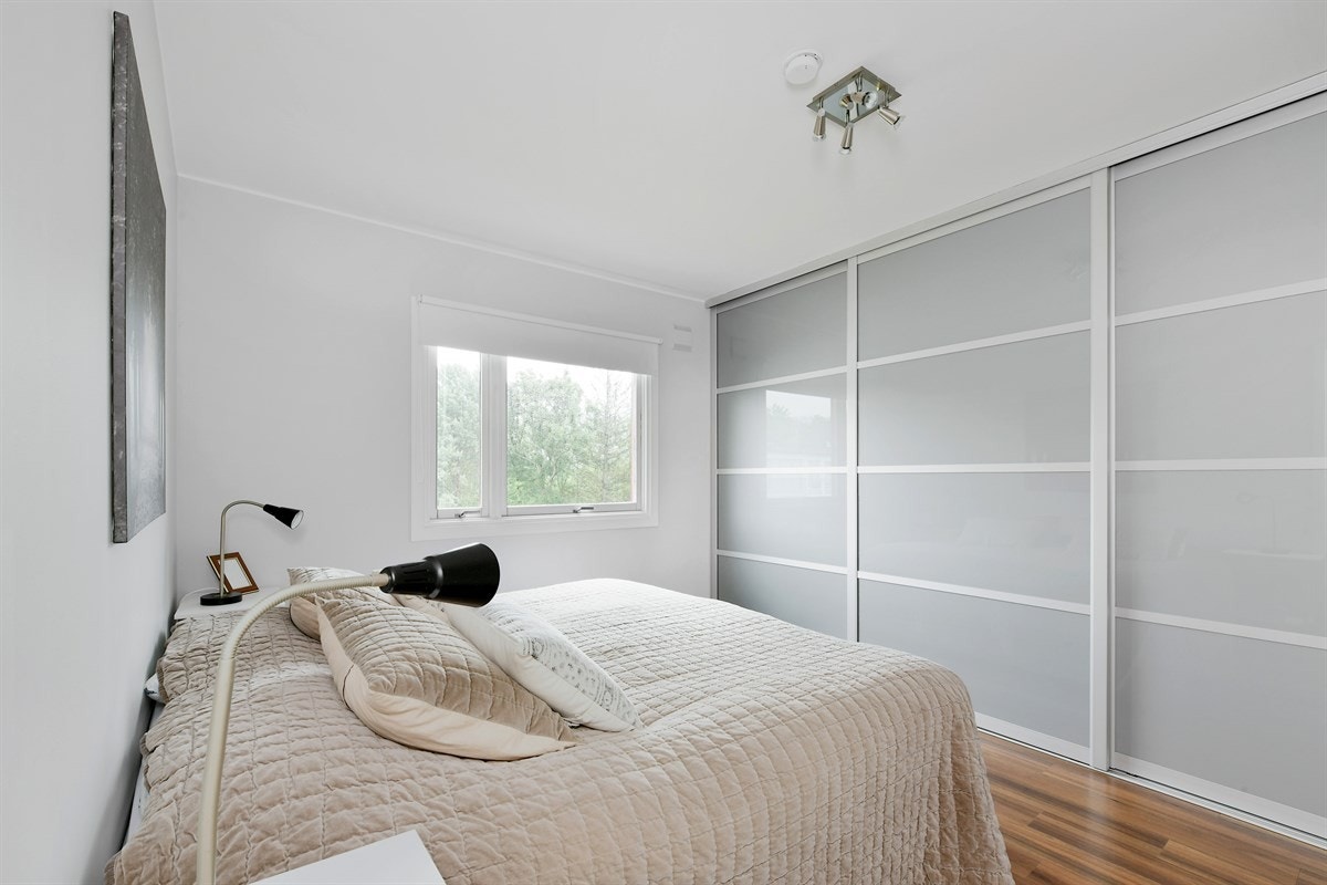 Leiligheten har to gode soverom, ett med romslig skyvedørsgarderobe og ett med garderobeskap. Galleribilde