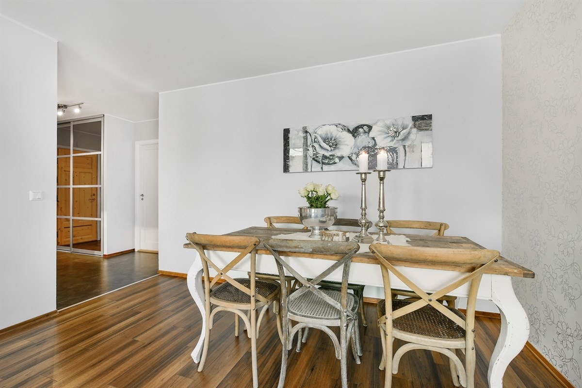 Det er mekanisk avtrekk fra kjøkken og bad, og for øvrig naturlig ventilasjon. Galleribilde