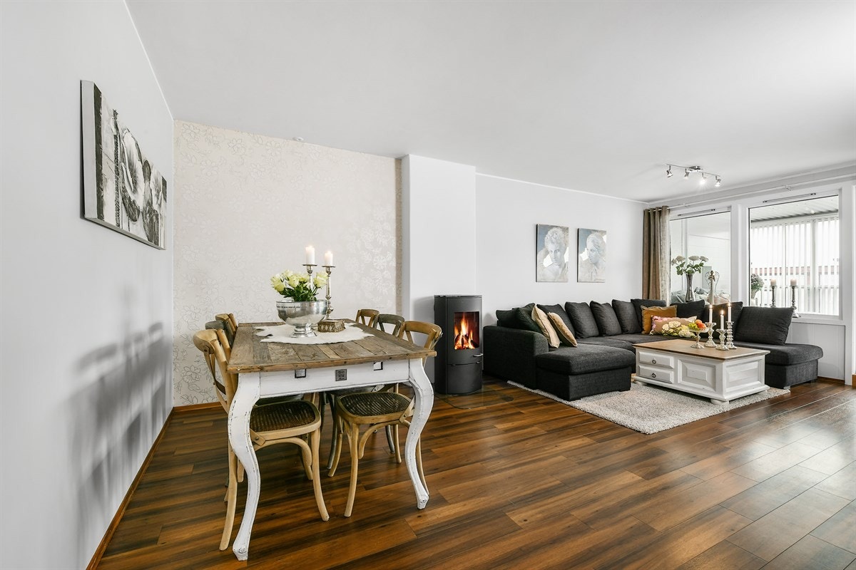 Romslig med plass til spisebord samt tilhørende møblement. Galleribilde