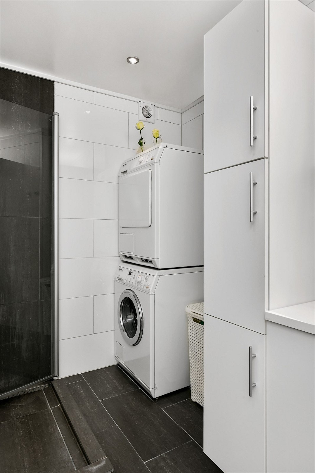 Innredningen har hvite, glatte fronter og rikelig med skapplass i benkeskap, høyskap og veggskap. Galleribilde