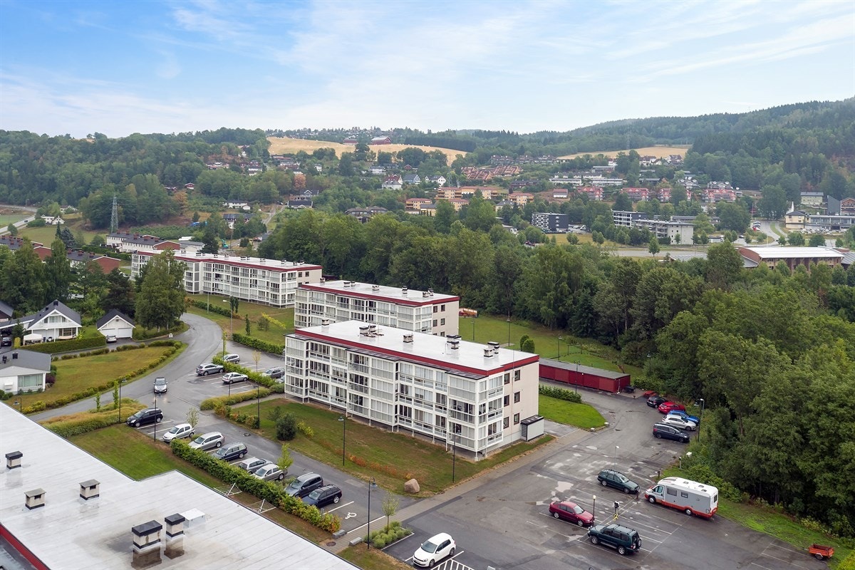 Her er det også skatepark og to fotballbaner med kunstgress. Om vinteren lages det skøyteis. Galleribilde