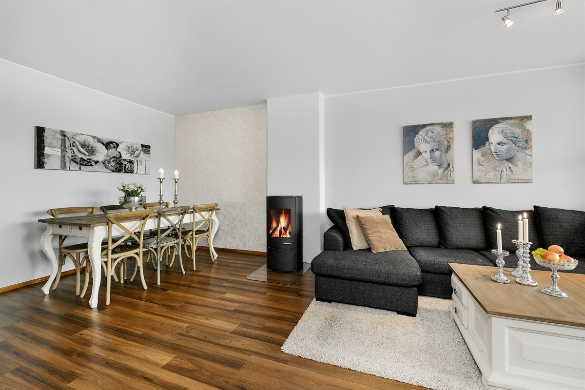 De lyse og fine veggene lyser opp hele stuen og rommet et meget luftig preg. Galleribilde