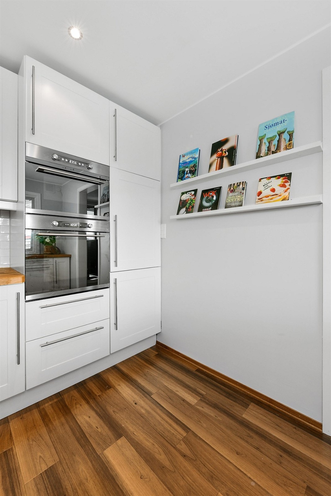 Innredningen fra Ikea er av nyere dato og har hvite, rammefronter og heltre benkeplate med dobbel oppvaskkum med avrenningsrist. Galleribilde