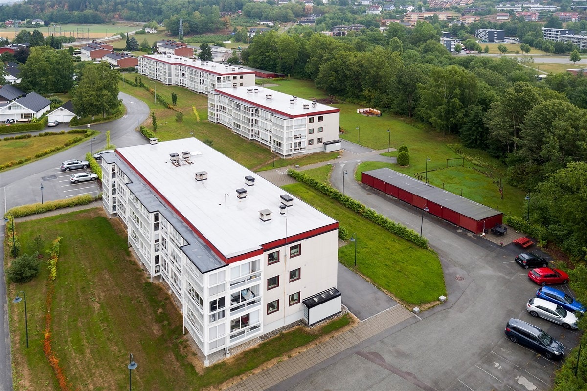 Ellers passerer den gamle toglinja "rett utenfor inngangsdøra" og gir god rekreasjonsmuligheter til fots, på sykkel eller ski. Svømmehall finner du ved Høvik skole og du kan bade på Gilhusodden ved fjorden, Damtjern eller Svangstrand i Sylling. Galleribilde
