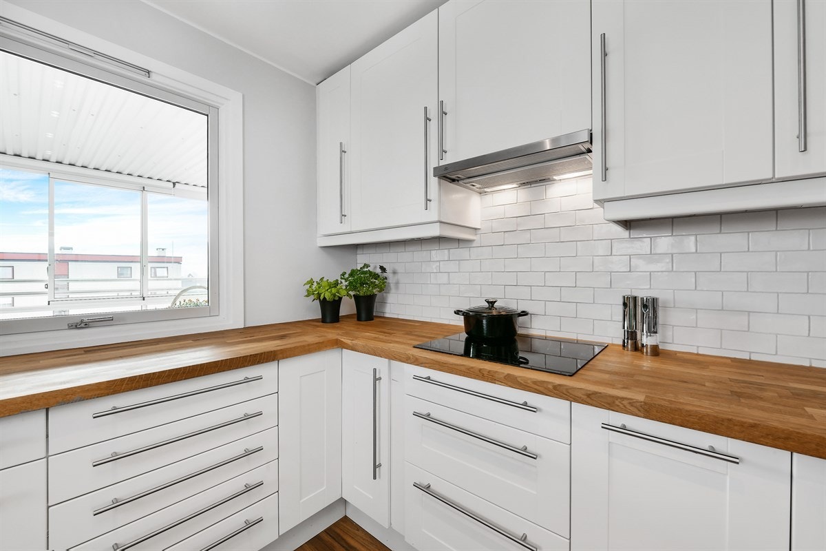 Over benk er det fliser og benkebelysning. Galleribilde