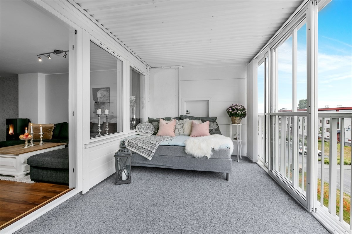 Det er gode solforhold fra midt på dagen til sen kveld og montert solskjerming. Galleribilde